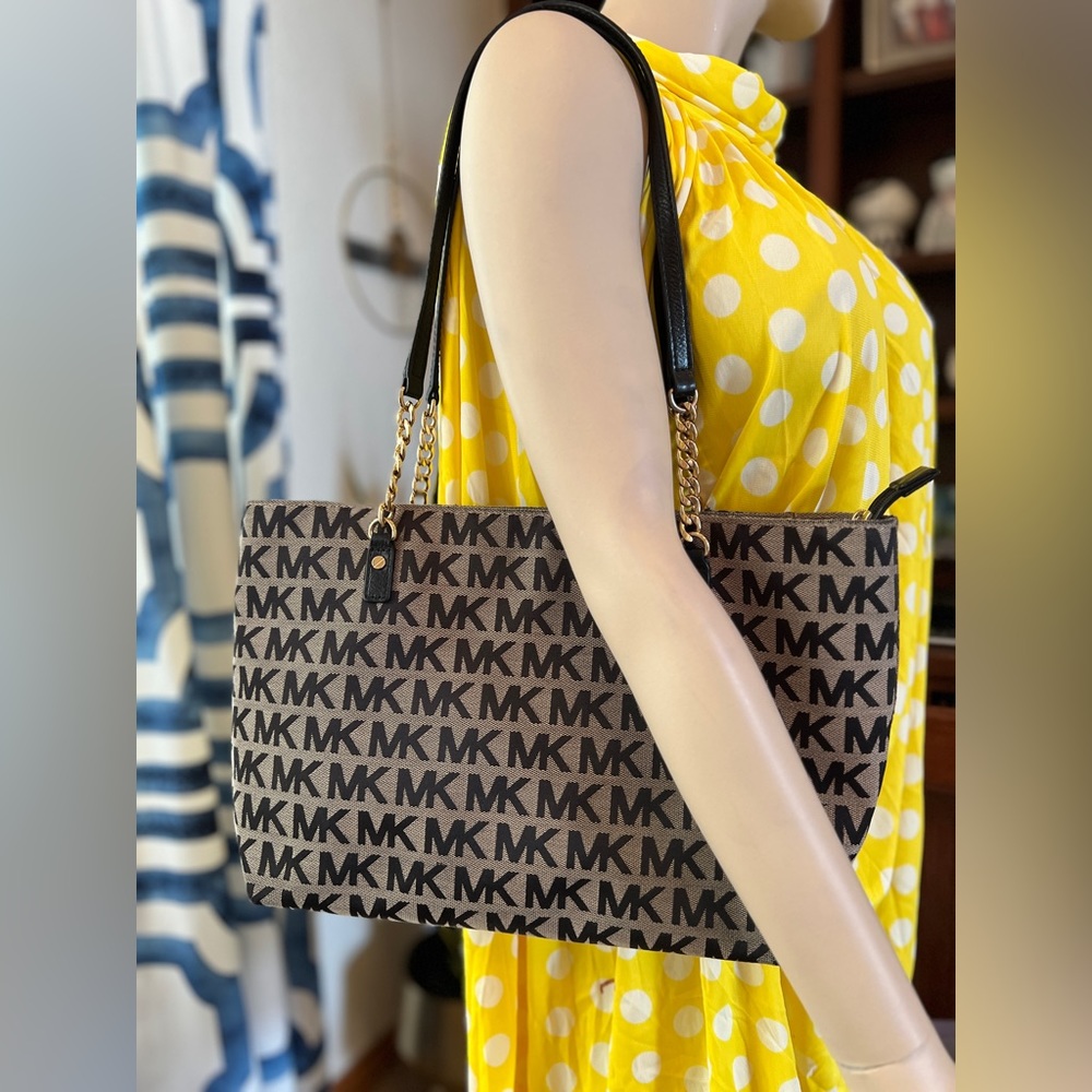 Michael Kors Jet Set Signature Tote - Picture 2 of 13